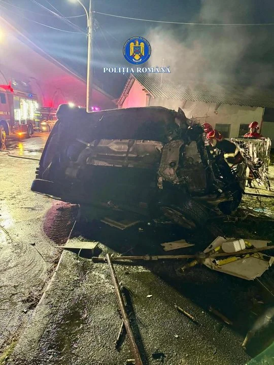 Doi tineri au murit carbonizați în mașină. Autoturismul a luat foc după ce s-a izbit de o clădire