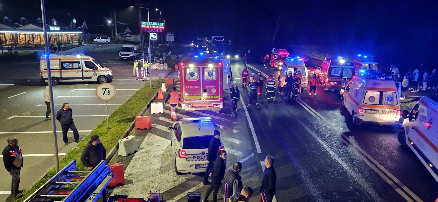 Două autocare cu 90 de copii s au ciocnit pe DN1 la Hula Bradului în Sibiu Foto ISU Sibiu