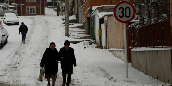 Pe strada Varişte zăpada le-a dat de lucru atât şoferilor, cât şi pietonilor