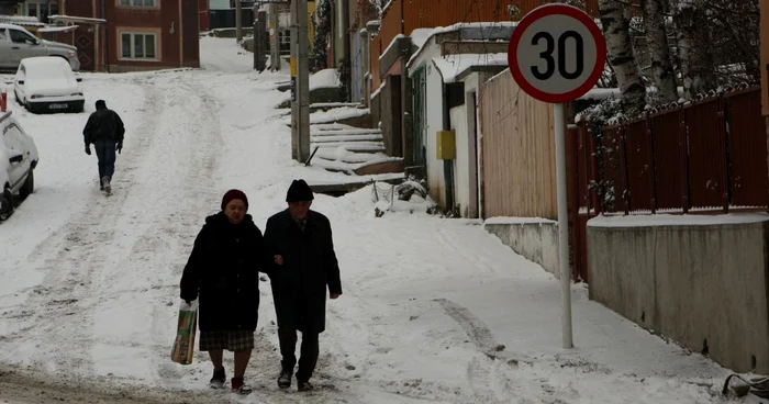 Pe strada Varişte zăpada le-a dat de lucru atât şoferilor, cât şi pietonilor