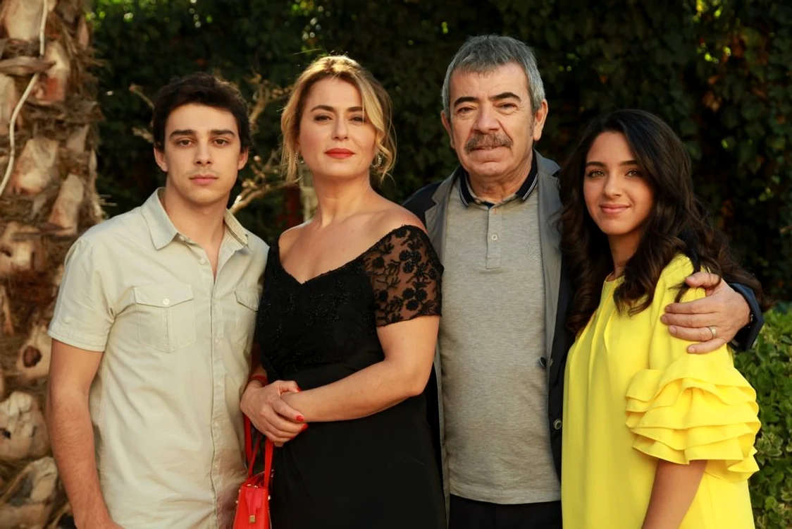 Acasă TV programează "Îngeri şi nobili" zilnic de luni până vineri, ora 18.00