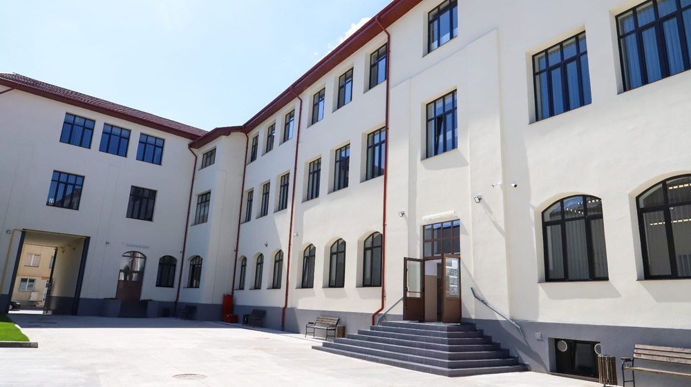 Consiliere cu elevii și părinții la liceul din Pitești. Ce variante sunt dacă elevul care a atacat cu o macetă se va întoace la școală