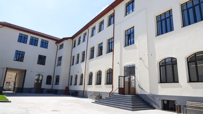 Consiliere cu elevii și părinții la liceul din Pitești. Ce variante sunt dacă elevul care a atacat cu o macetă se va întoace la școală