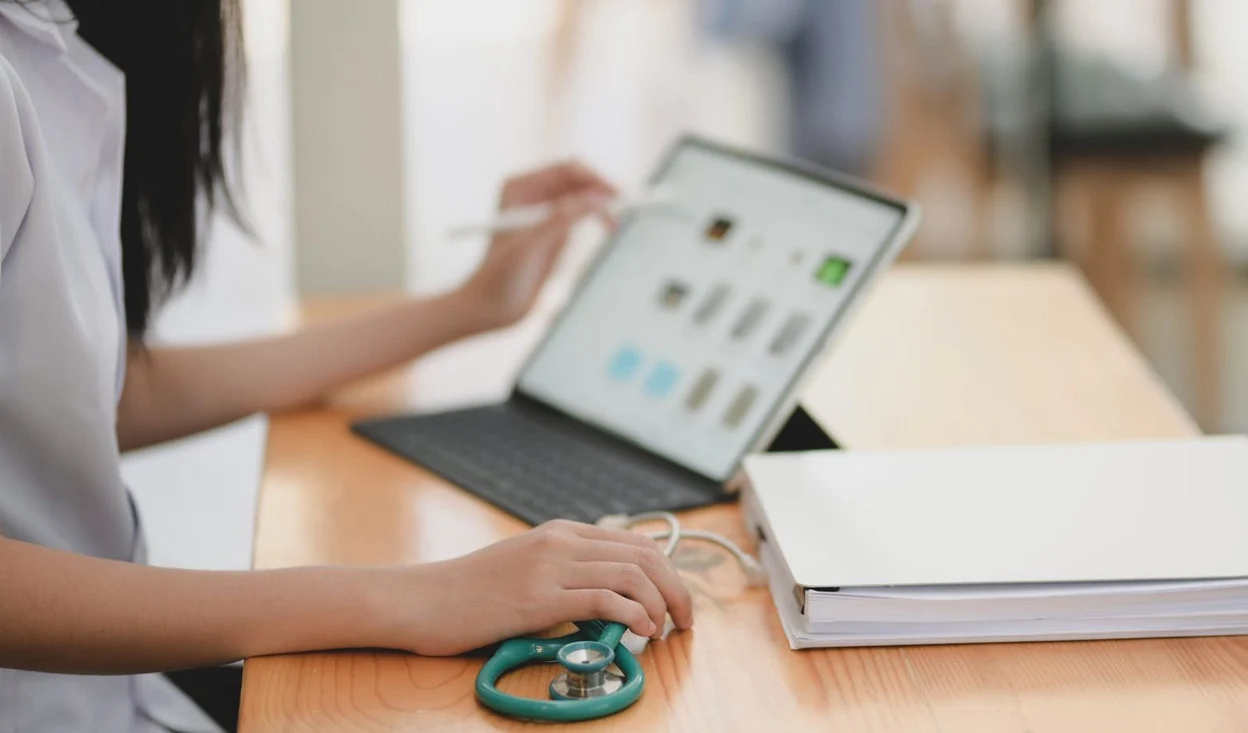 Prin platforma Medicall pacieții obțin sfaturi online direct de la medici