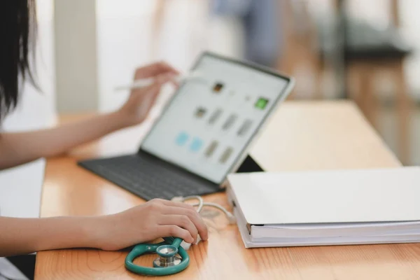 Prin platforma Medicall pacieții obțin sfaturi online direct de la medici