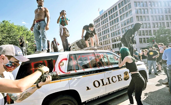 Sute de mii de americani protestează de cinci zile incendiind maşini