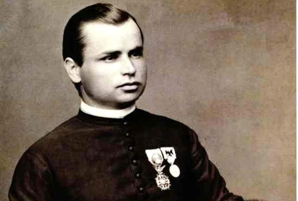 Preotul Augustin Weber (1833-1909), purtând Ordinul mexican imperial „El Orden Imperial de Nuestra Señora de Guadalupe“. Fotografie din colecţia Episcopiei Romano-Catolice de Timișoara