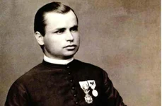 Preotul Augustin Weber (1833-1909), purtând Ordinul mexican imperial „El Orden Imperial de Nuestra Señora de Guadalupe“. Fotografie din colecţia Episcopiei Romano-Catolice de Timișoara