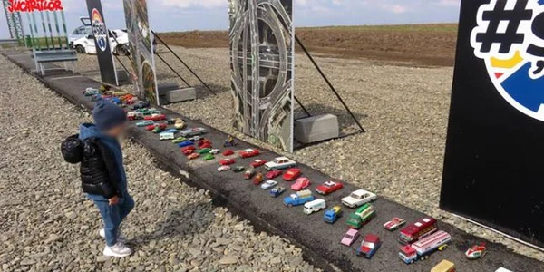 jucarii pe autostrada de un metru 