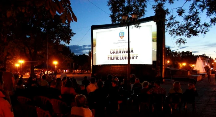 Hunedorenii sunt invitaţi la cinema în aer liber.