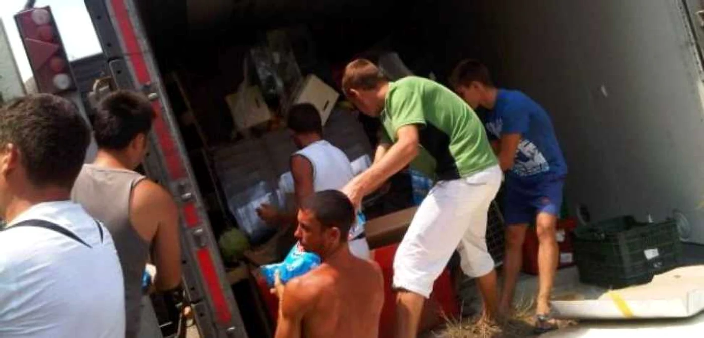 În anul 2011 un alt TIR a fost jefuit în localitatea Coţofenii din Faţă de peste 100 de romi