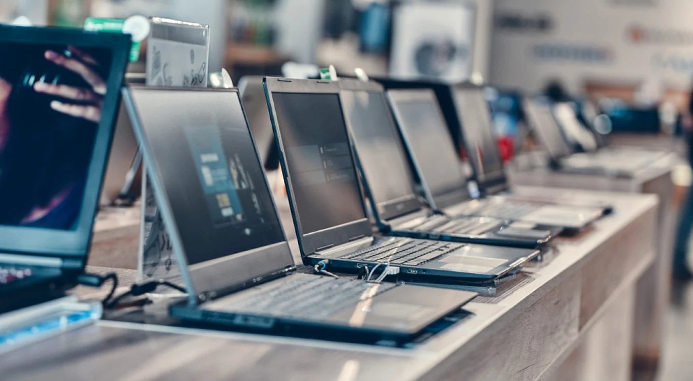 Laptop-uri în magazin. FOTO Shutterstock