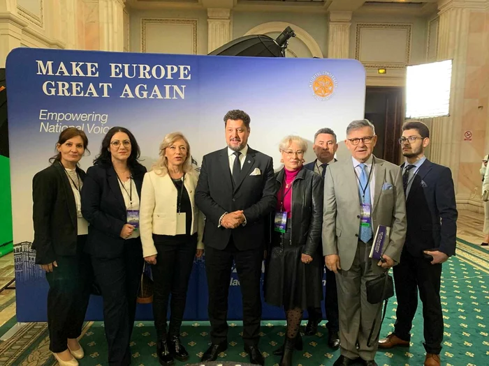 Senatorul AUR Claudiu Târziu şi o parte din invitaţii la conferinţa conservatorilor, foto Facebook