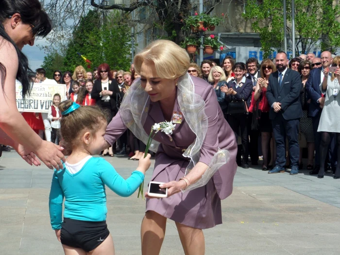 Gimnasta care a stat în cap în fața Vioricăi Dăncilă FOTO Denis Grigorescu