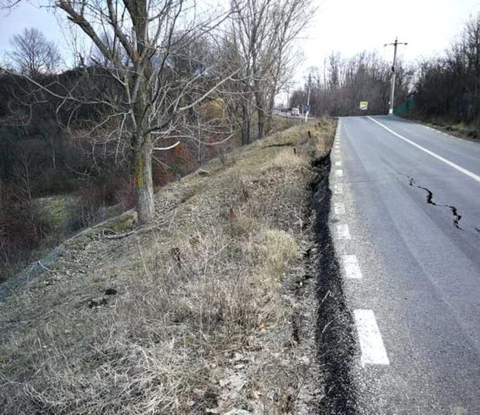 Alunecarea de teren a afectat şi carosabilul