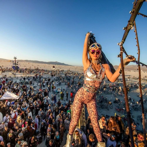 Paris a pozat îmbrăcată într-un costum inspirat din seria de filme ”Mad Max”, în Nevadafoto: Instagram
