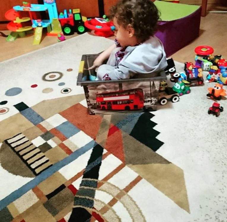 Vlăduţ a găsit o alte întrebuinţare cutiei în care mama lui depozitează maşinuţele