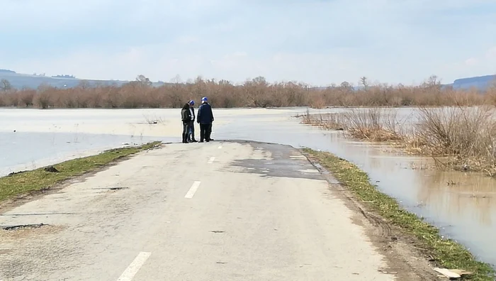 Apele Oltului au crescut foarte mult în ultimele zile. FOTOISU Braşov