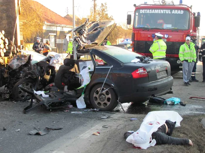 Autoturismul Audi a fost făcut praf în urma impactului