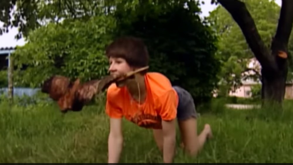 Povestea fetiței crescute de câini: mergea în patru labe, lătra și mânca ce-i aduceau animalele