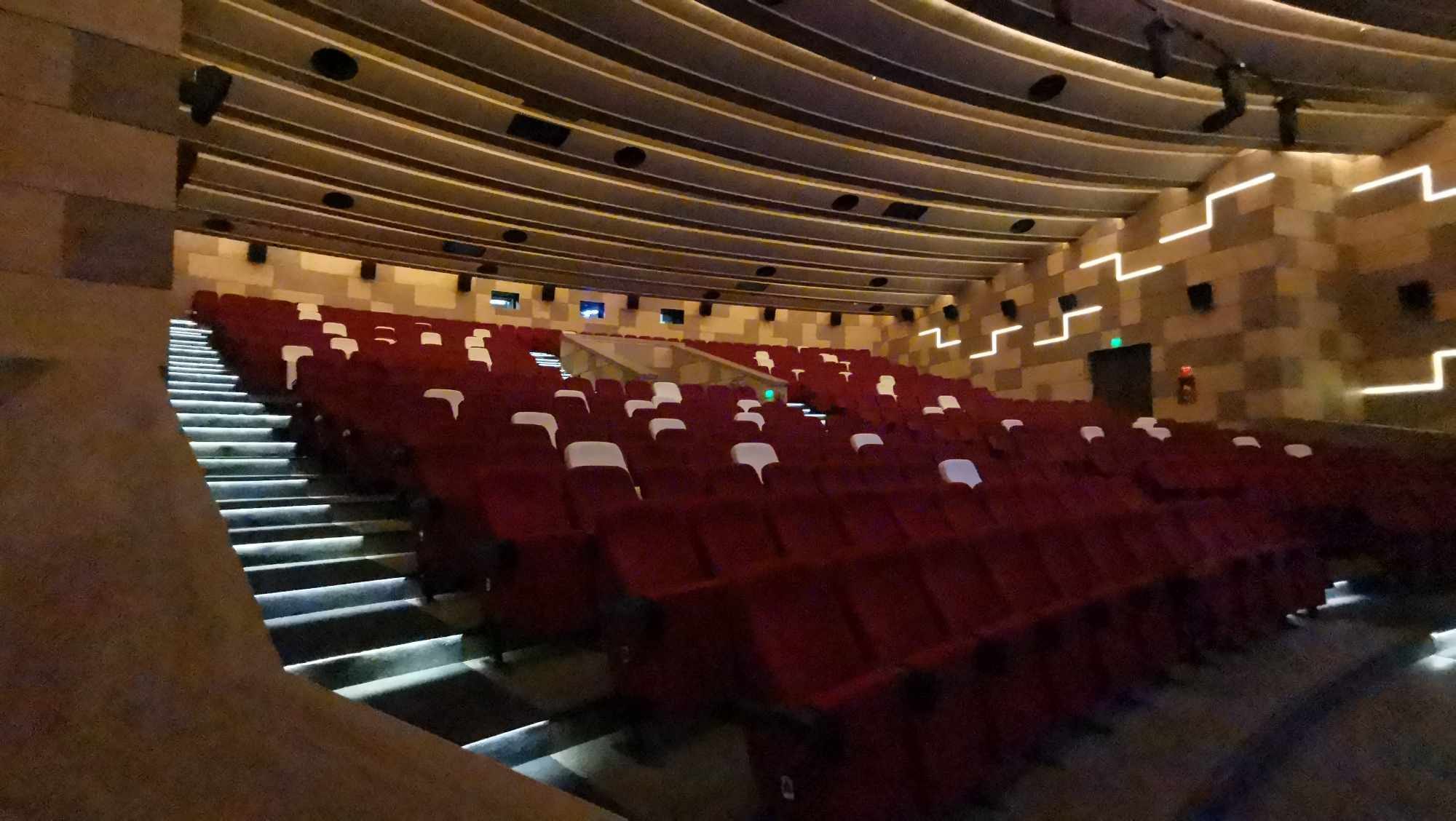 "Cinemaul SF, transformat cu 4,5 milioane de euro, impresionează cu o uimitoare sală de cinema" "Cinemaul SF, transformat cu 4,5 milioane de euro, impresionează cu o uimitoare sală de cinema"