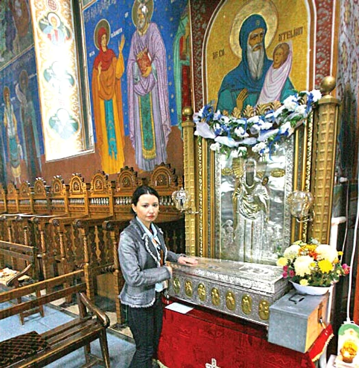 
    Duminică de duminică, Biserica Sfântul Stelian este plină de oameni care vin şi se închină la moaştele sfântuluifoto: Click!  