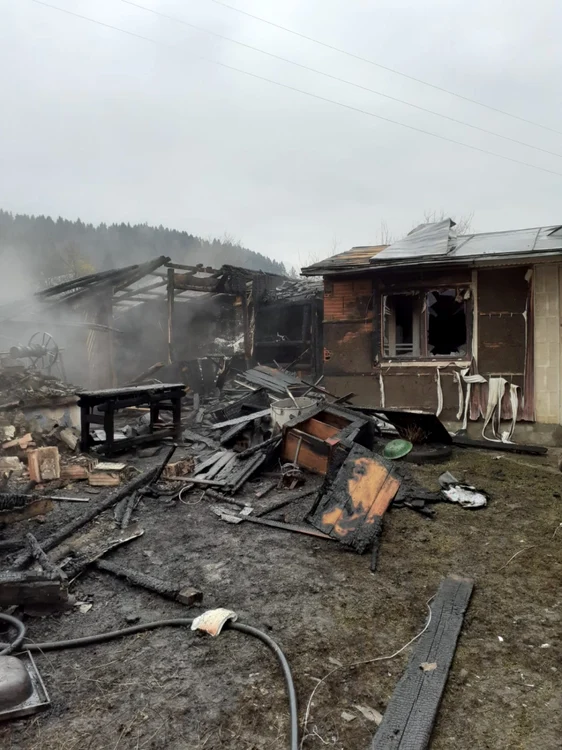 Un bătrân a suferit arsuri grave, după ce gospodăria a fost cuprinsă de flăcări FOTO ISU Neamţ