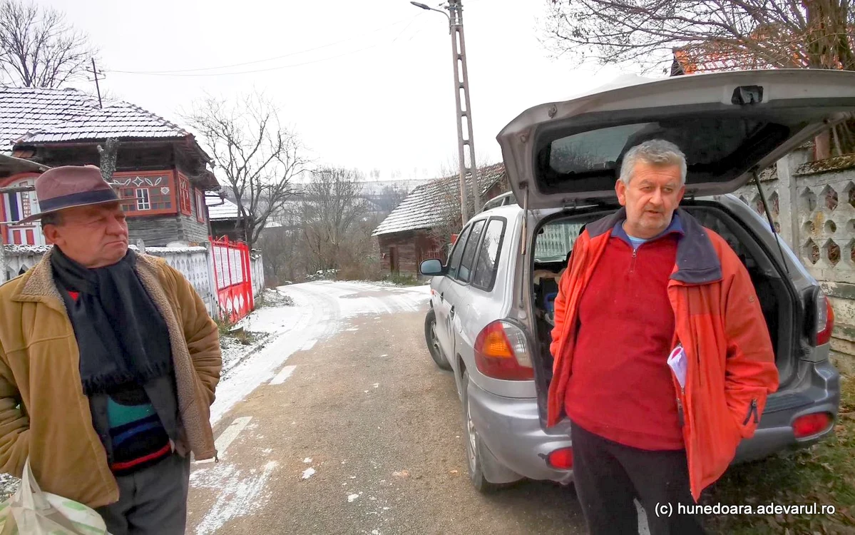 Sorin (drepata), omul care aduce pâinea în Sohodol. Foto: Daniel Guță