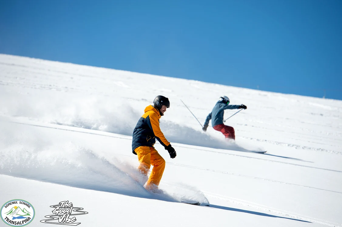 Schiori pe pârtiile de la Transalpina Voineasa în Vâlcea Foto The Good Vibe