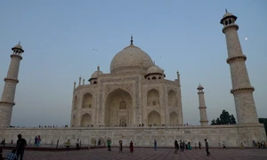 Taj Mahal – o poveste cu dragoste şi îmbrînceli jpeg