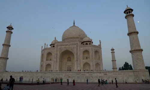 Taj Mahal – o poveste cu dragoste şi îmbrînceli jpeg