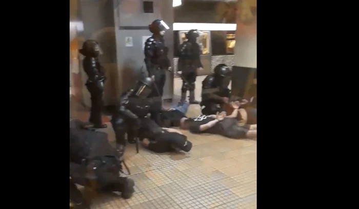 
    Peste 30 de persoane au fost duse la secția de polițieSursa foto: Facebook/Adrian Tudor  