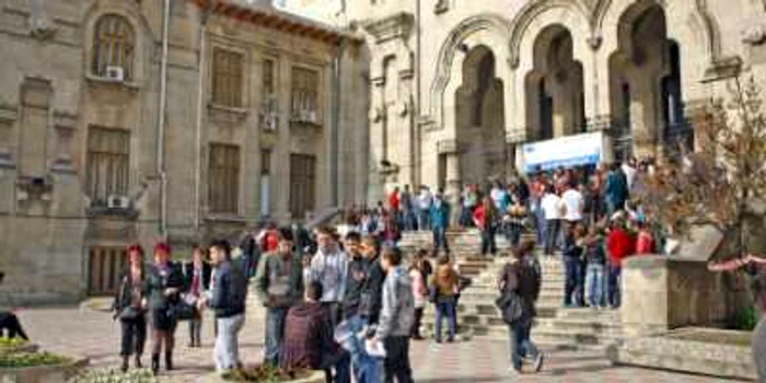 Studenţii încearcă să-şi găsească de lucru încă din facultate