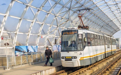 Tramvaiul 1, în stația STB Pasaj Basarab 