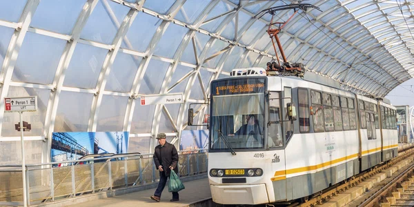 tramvaiul 1 stb pe pasajul basarab foto shutterstock