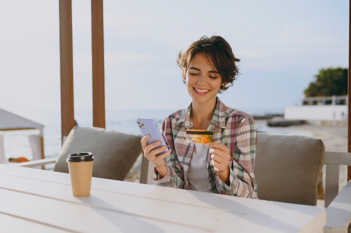 Cineva a scos 150 de euro dintr-un bancomat