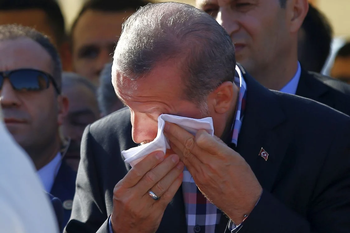 
    Erdogan a fost salvat vineri noapte de muțimea pe care a chemat-o în stradăFoto: Getty Images  