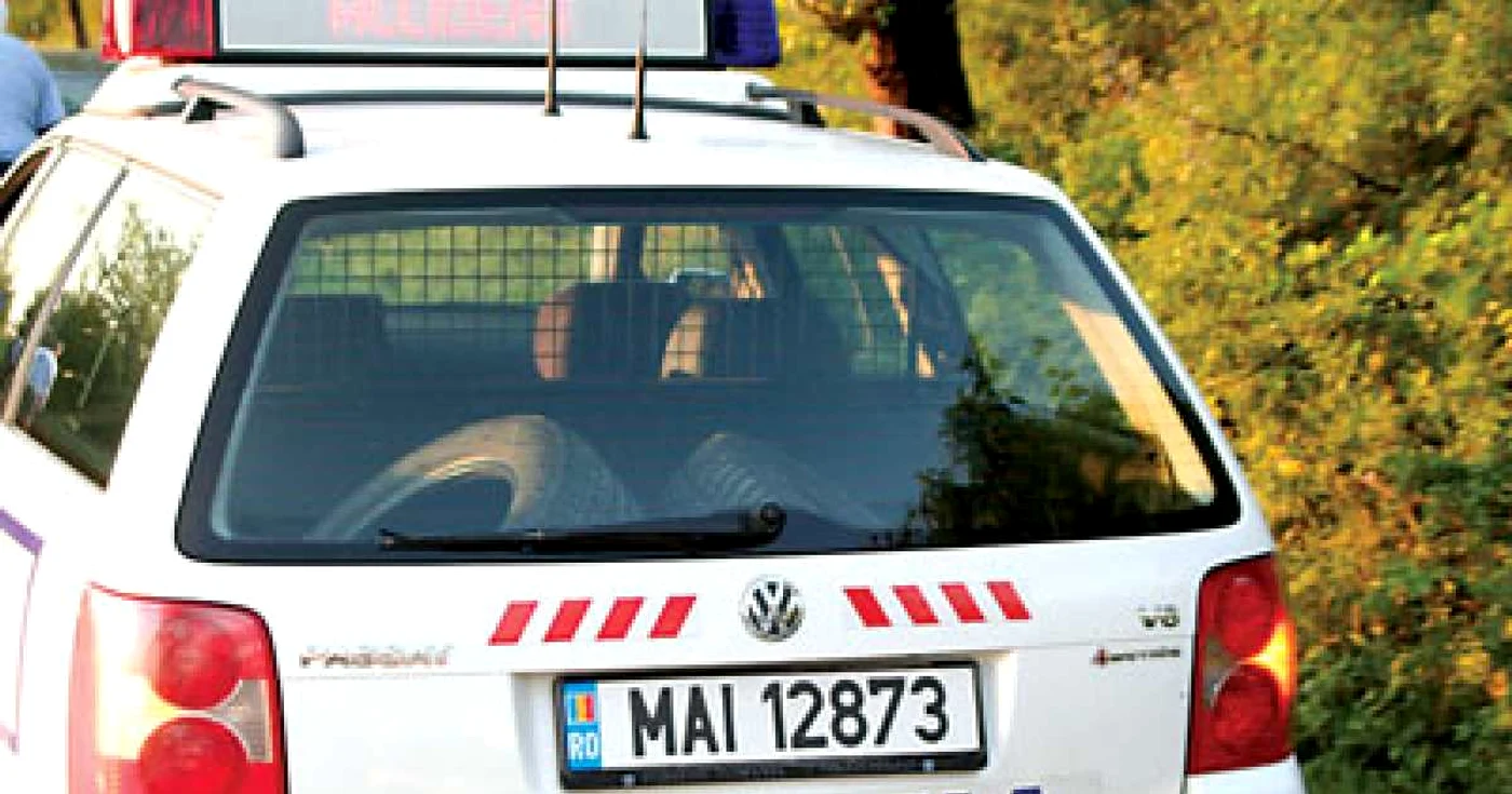 Reşiţa: ORAŞUL PE SCURT / A intrat cu maşina în casă