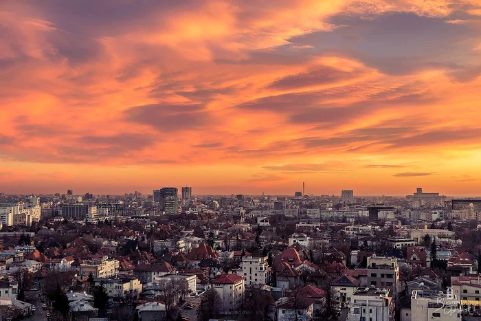 Apusul deasupra cartierului bucureştean Dorobanţi FOTO facebook.com/BucurestiOptimist