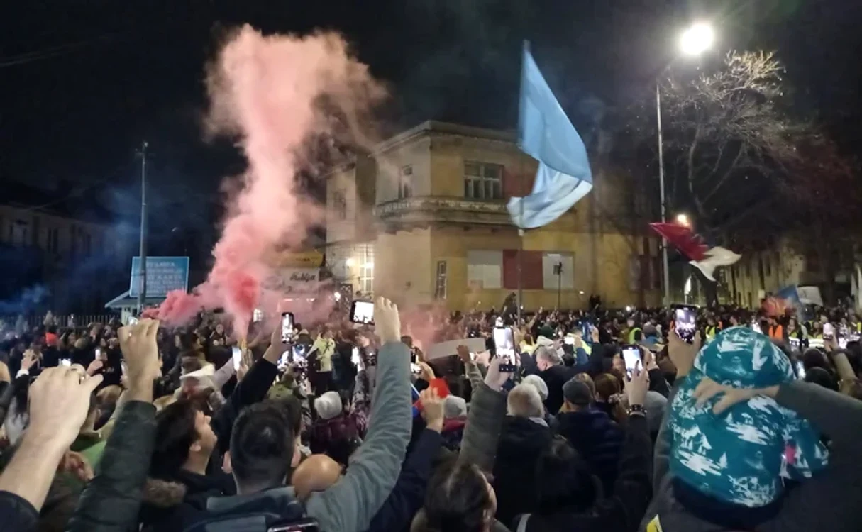 Mii de studenți au ieșit din nou să protesteze în Serbia FOTO @SimeunovicBajic / X