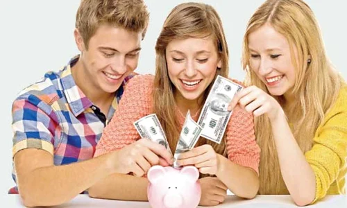 Banii pe care adolescenţii îi economisesc sunt apoi investiţi în dispozitive IT, softuri sau electronice   