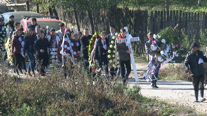 Nicoleta a fost condusă pe ultimul drum de sute de prieteni