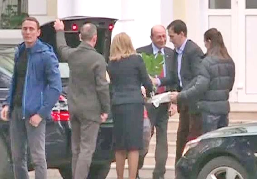 
    Traian Băsescu  şi soţia Maria i-au  dus fiicei lor flori şi  prăjituri la spitalFoto: Capturi: România Tv  