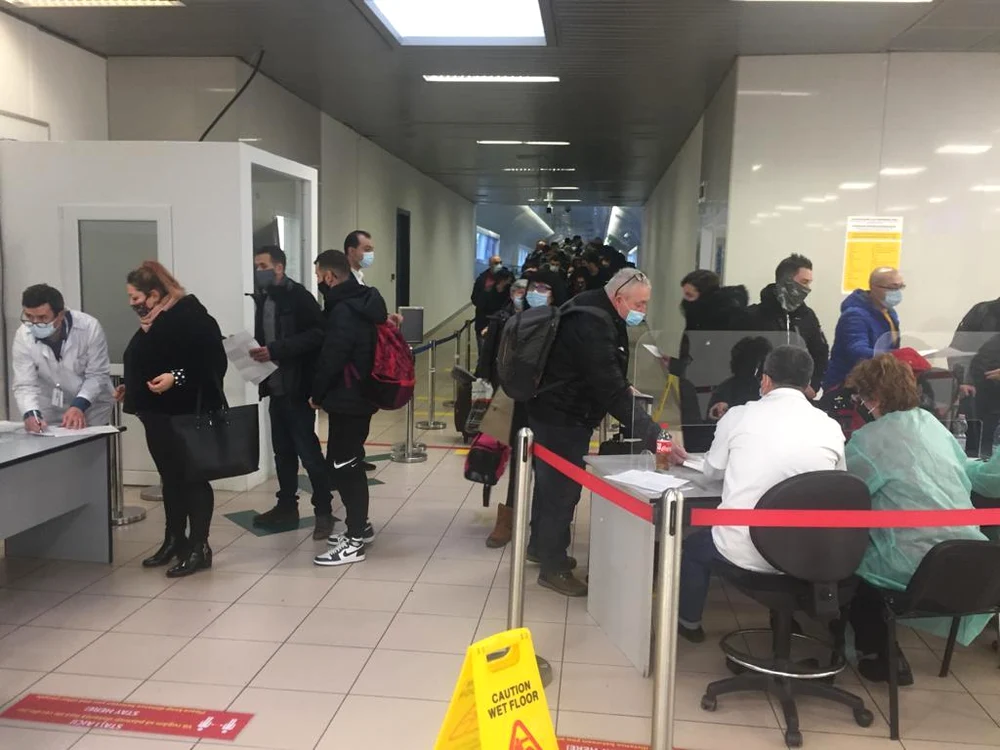 În prima parte a zilei de ieri încă  erau zboruri spre şi din Anglia.  Pasagerii ajunşi pe Aeroportul Otopeni  treceau prin zona de control DSP