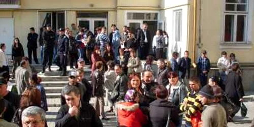 Şomerii aşteaptă afişarea listei cu locuri de muncă