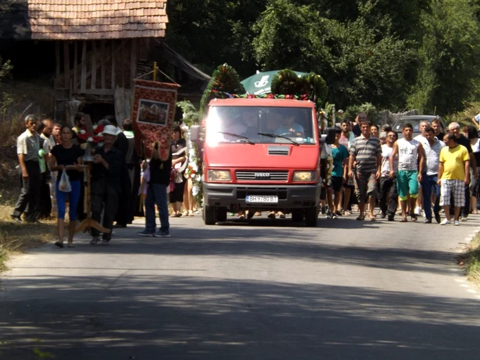 Copilul, condus spre cimitirul din Bala FOTO Corina Macavei