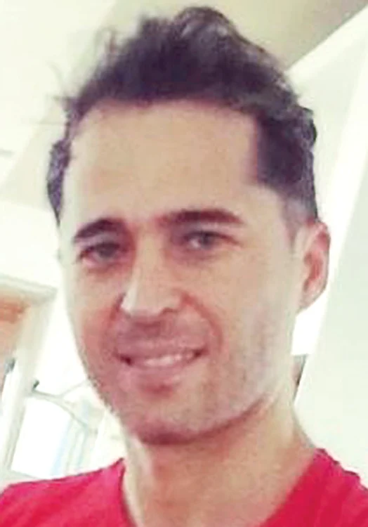 Dinu Maxer, la 11 luni de la operaţie. Solistul şi-a implantat mai bine de 8.000 de fire de păr, iar acum chelia e de domeniul trecutului.