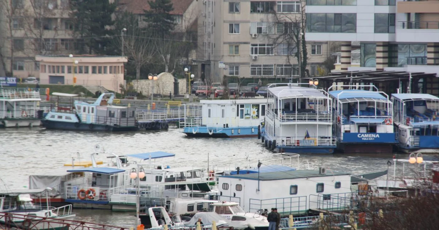 Lumini aprinse în plină zi pe faleza din Tulcea