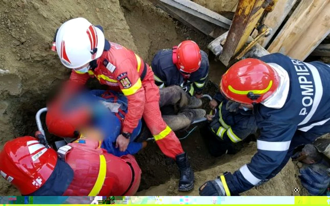 Muncitori la canalizare surprinşi sub un mal de pământ Foto Adevărul