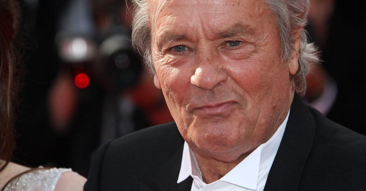 Descoperire uluitoare în casa lui Alain Delon! Zeci de arme și peste 3.000  de cartușe au fost găsite de autorități